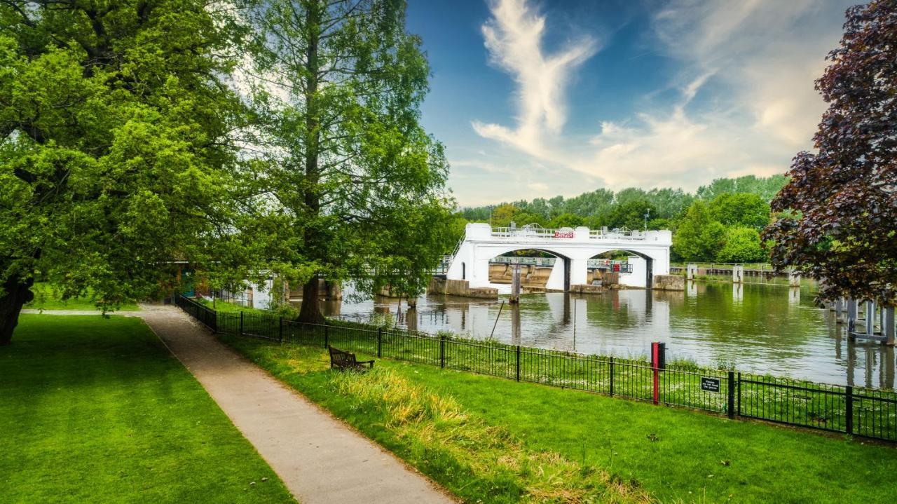 The Lensbury Resort Teddington Dış mekan fotoğraf